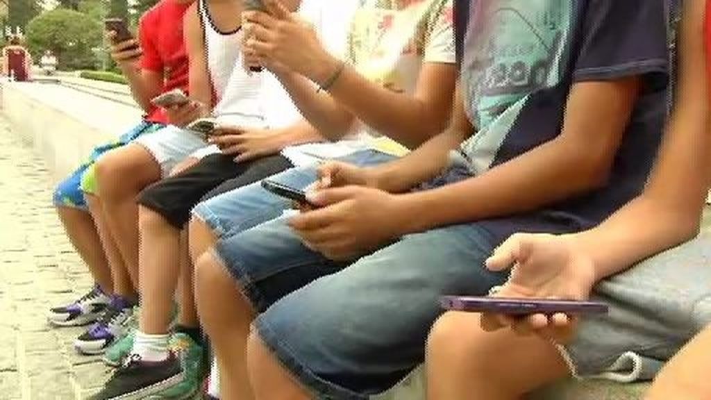Los móviles: vicio para los jóvenes, desesperación para los padres