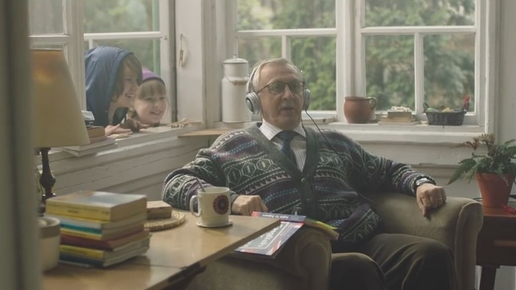 El emotivo anuncio navideño de un abuelo que quiere aprender inglés cautiva a la red