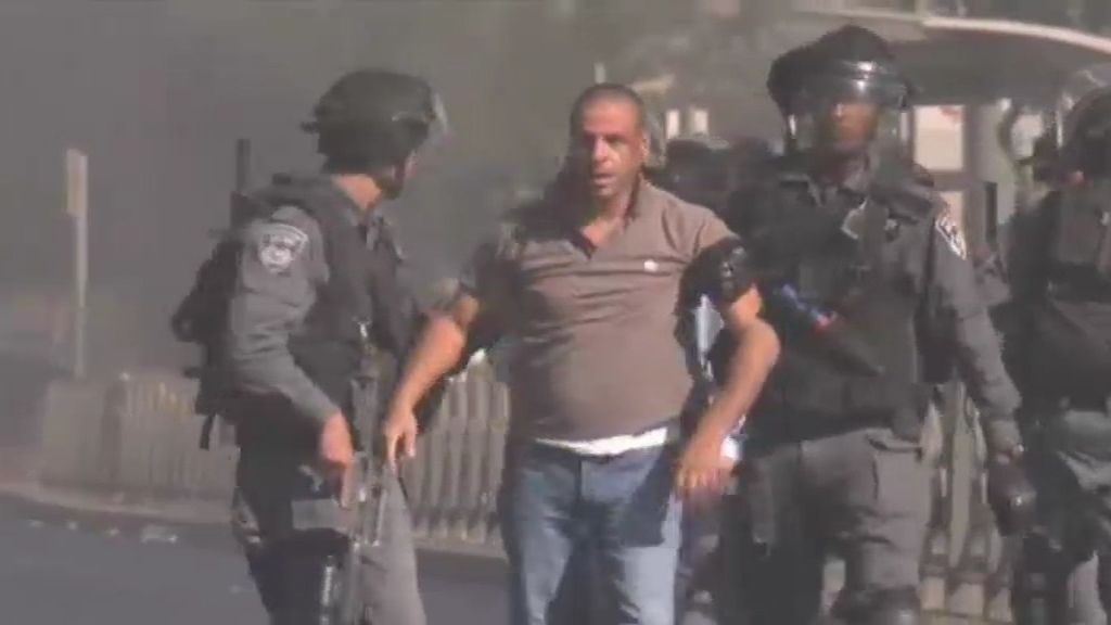 Palestinos propinan una paliza a un hombre sospechoso de proisraelí