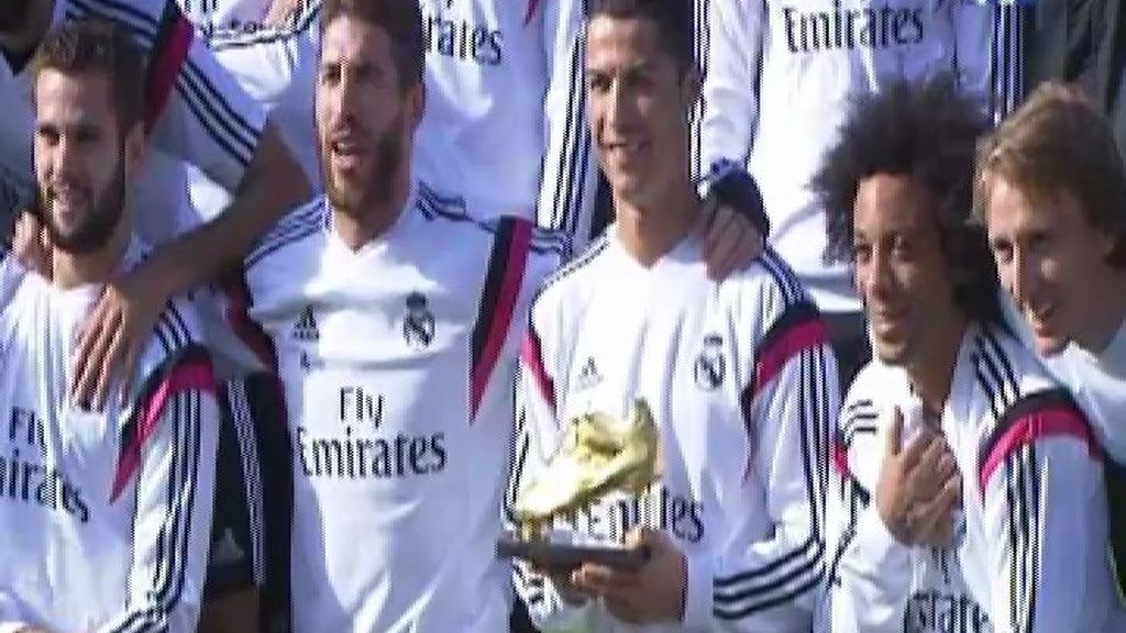 Un Ronaldo feliz comparte su Bota de Oro con los compañeros