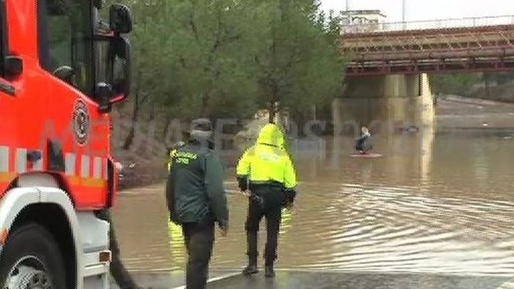 El angustioso rescate de una mujer atrapada en una carretera inundada en Sagunto