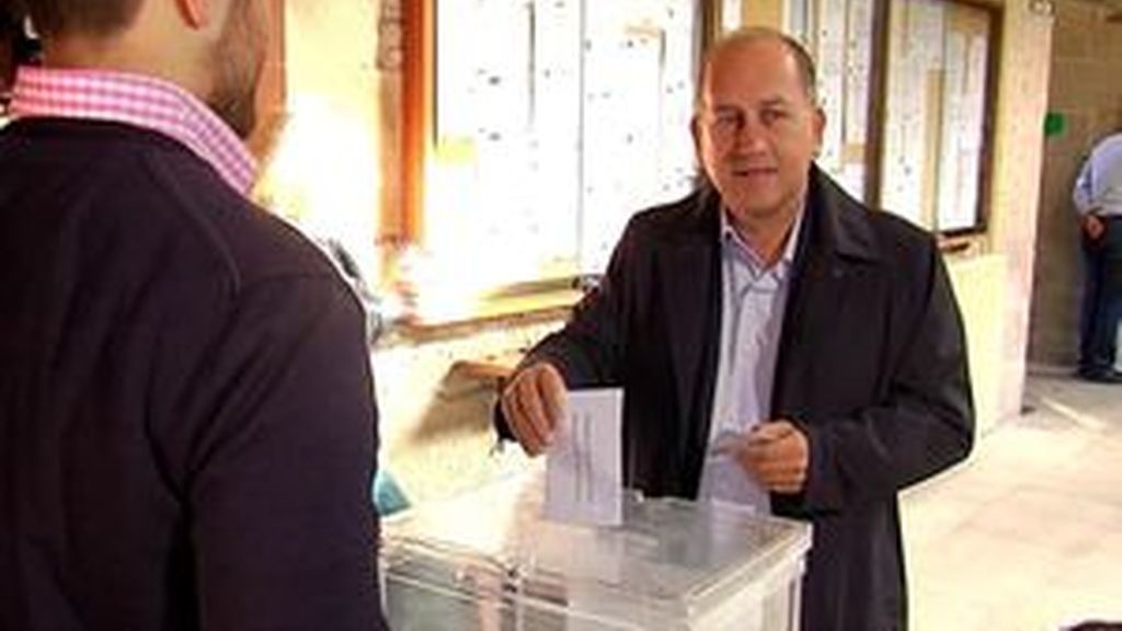 Xoaquín Fernández Leiceaga vota en Santiago y espera “una elevada participación”