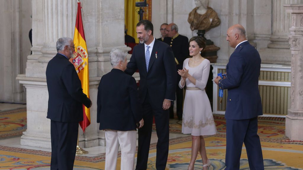 Felipe VI celebra el primer año de reinado imponiendo 38 medallas al mérito civil
