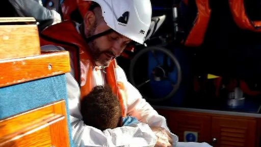 Así ha sido el emocionante abrazo entre Miguel y el bebé al que acaba de rescatar