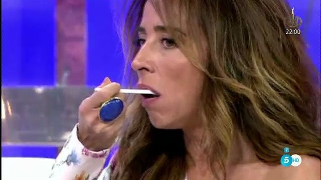 María Patiño pillada in fraganti con la cuchara en la boca