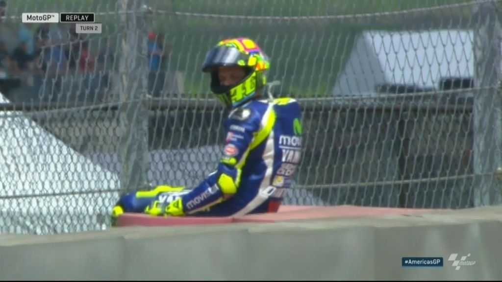¡Al suelo! Valentino Rossi pierde el control de su moto y queda fuera de carrera