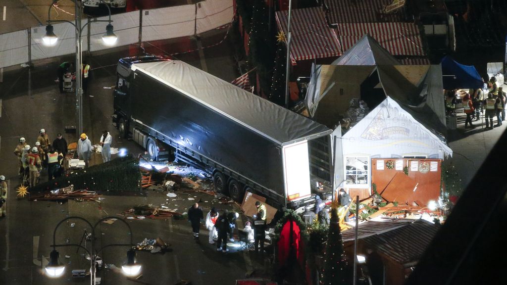 Un abeto gigante impidió que el camión de Berlín continuara su trayectoria