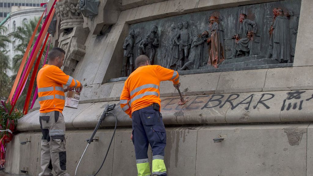 Pintadas en la estatua de Colón de Barcelona: "Nada que celebrar"