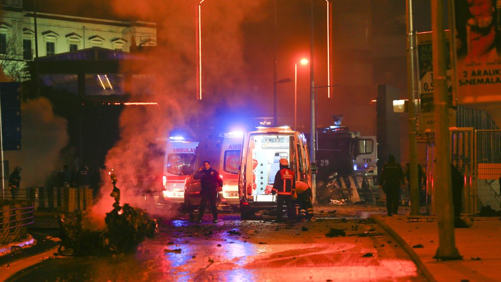 Trece muertos en un atentado con bombas tras un partido de fútbol en Estambul