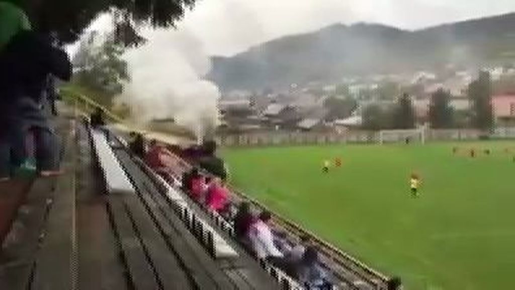 ¡Un tren atraviesa el campo de fútbol en pleno partido!