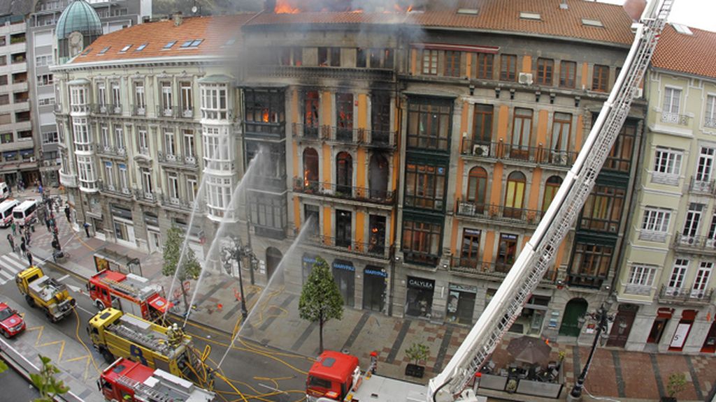 Fallece un bombero tras el derrumbe de un edificio incendiado en Oviedo
