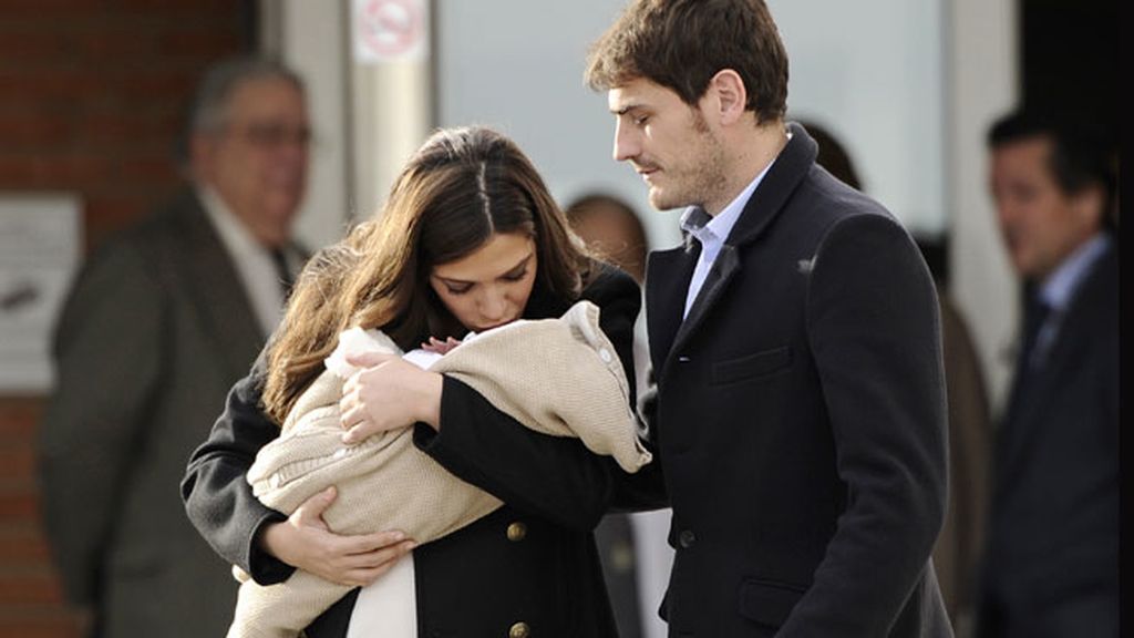 Sara Carbonero e Iker Casillas abandonan la clínica con Martín en brazos