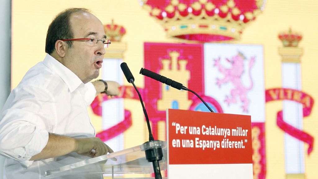 Los socialistas catalanes se envuelven en la bandera española