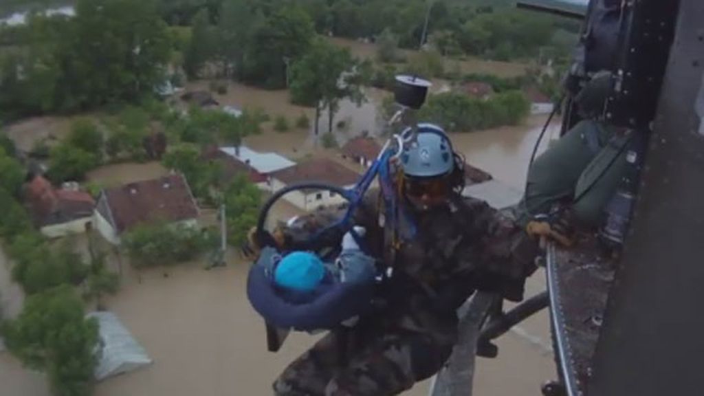 Rescate de un bebé por las inundaciones en Bosnia