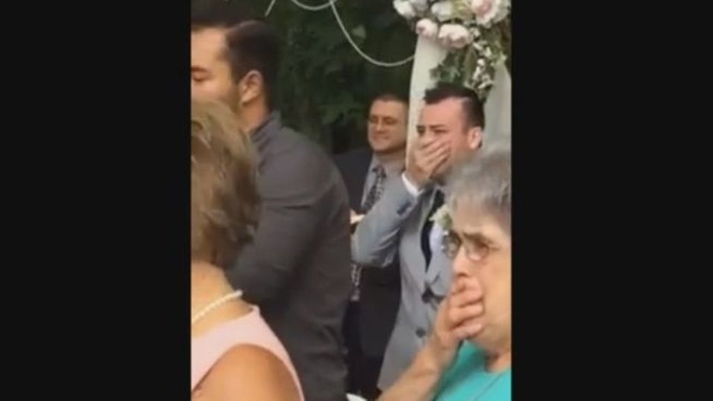 Llora desconsoladamente al ver a su prometida antes de casarse
