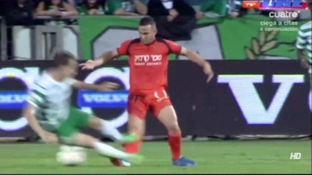 ¡Brutal entrada  a un jugador del Maccabi al que le parten tibia, peroné y ligamentos!