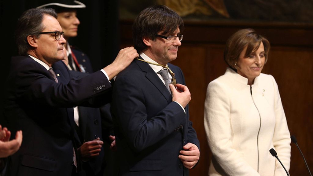 Puigdemont jura "fidelidad a la voluntad del pueblo representado por el Parlament"