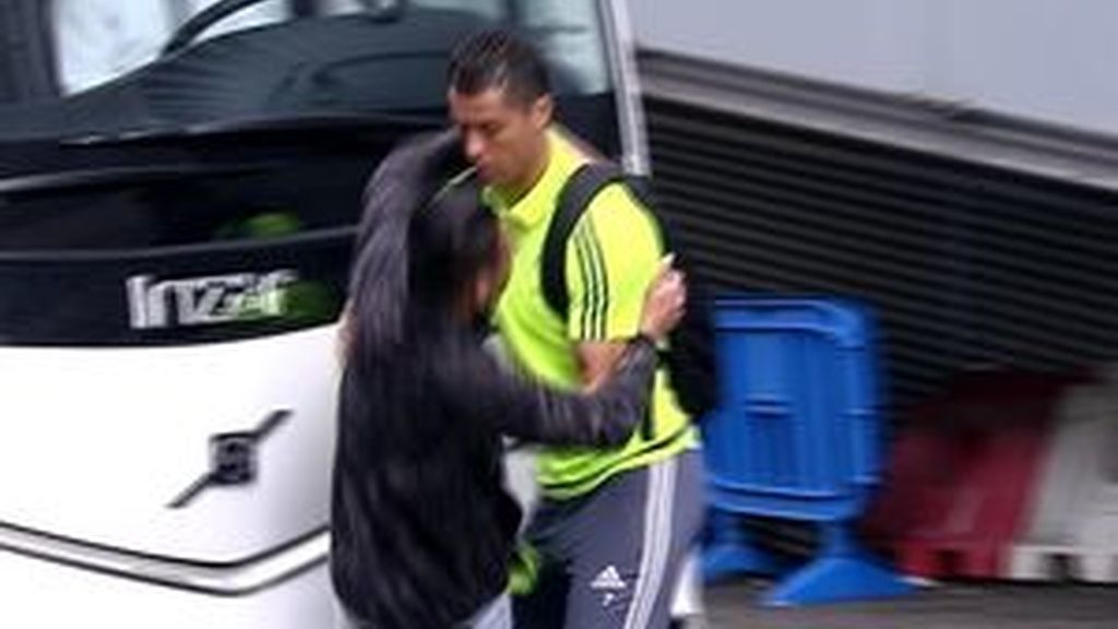 Un espontáneo abraza a Cristiano en la concentración del Real Madrid