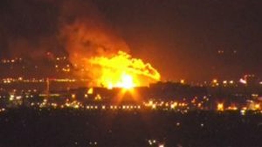 Un coche se estrella contra una estación de gas natural provocando una explosión