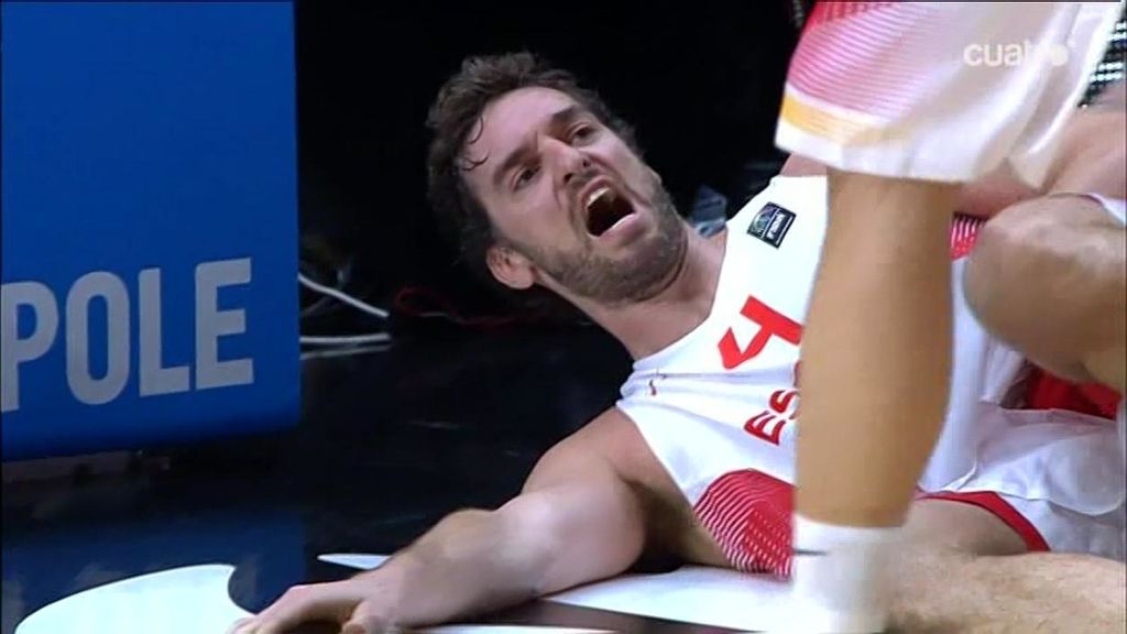 ¡Menudo cabreo de Gasol! Pone un gorro limpio, vuelve para defender y le pitan falta