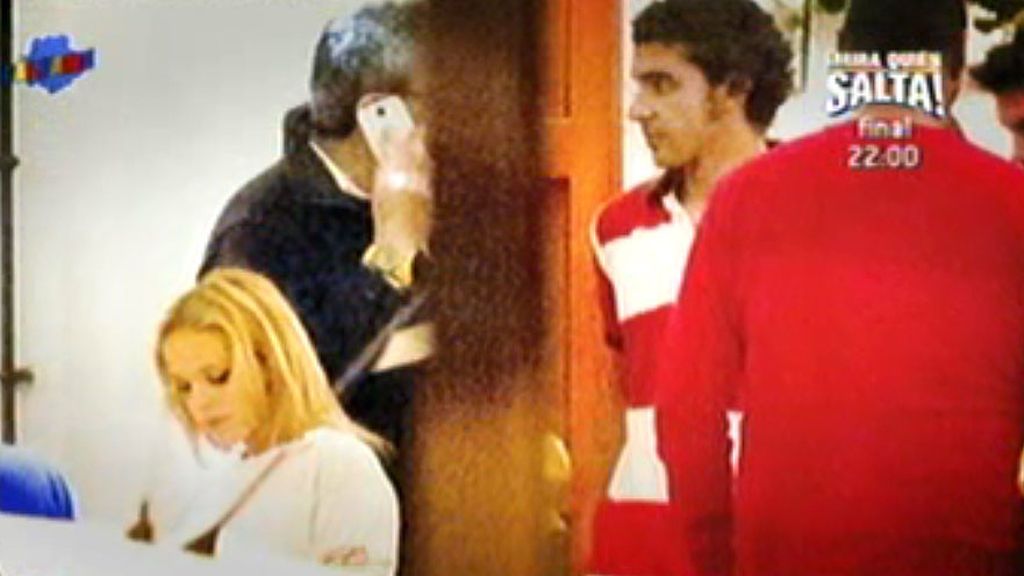 Gloria Camila, de sevillanas con un chico