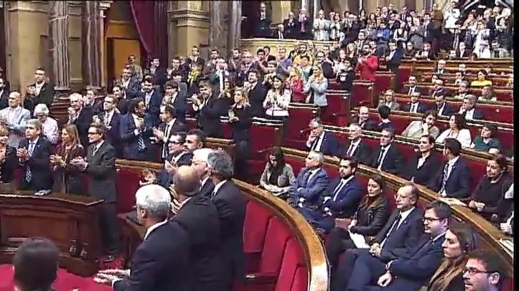 El Parlamento catalán se fractura en dos tras el "¡Visca la República catalana!"