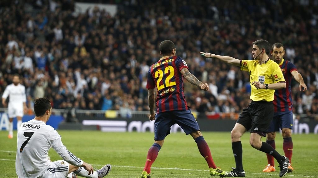 Tres penaltis que generan máxima tensión en las dos áreas en el Clásico