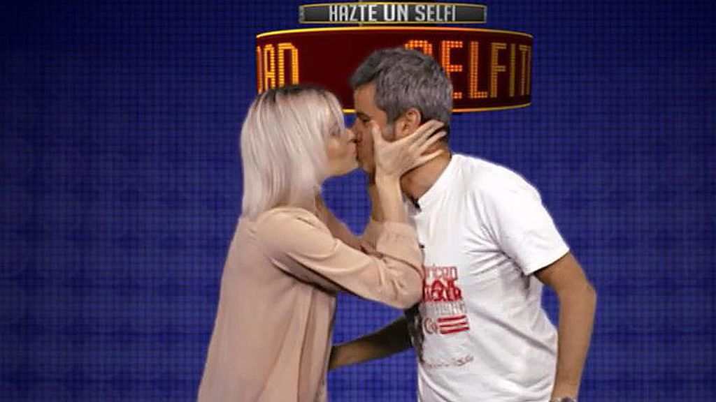 Nico Abad se somete al beso de Adriana Abenia en la 'Selfitividad'