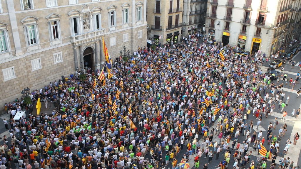 Concentración ante la Generalitat a favor de un 27S plebiscitario