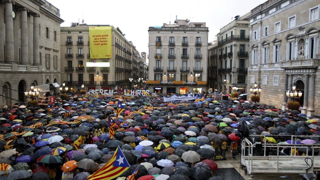Manifestaciones ante los Ayuntamientos catalanes en defensa de la consulta
