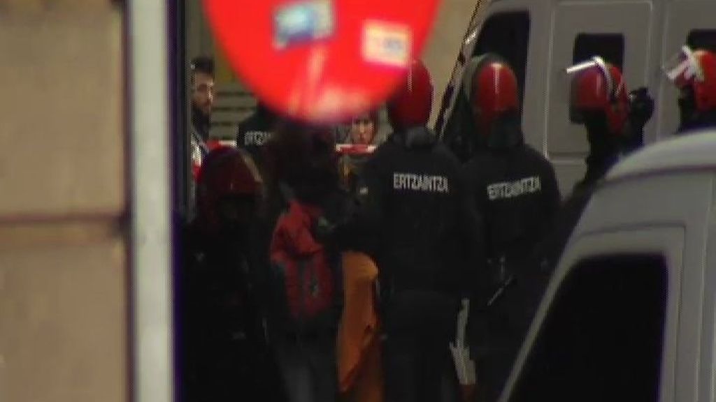 La Ertzaintza detiene a una joven en el desalojo de un edificio en Bilbao