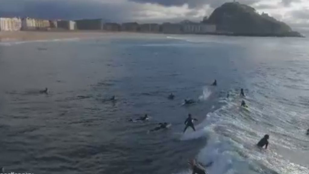 Surfistas a vista de pájaro, las increíbles imágenes captadas en la playa de La Zurriola