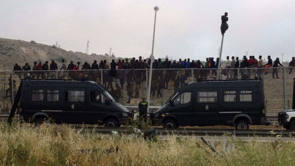 Un total de 140 inmigrantes logra entrar en Melilla tras un salto a la valla
