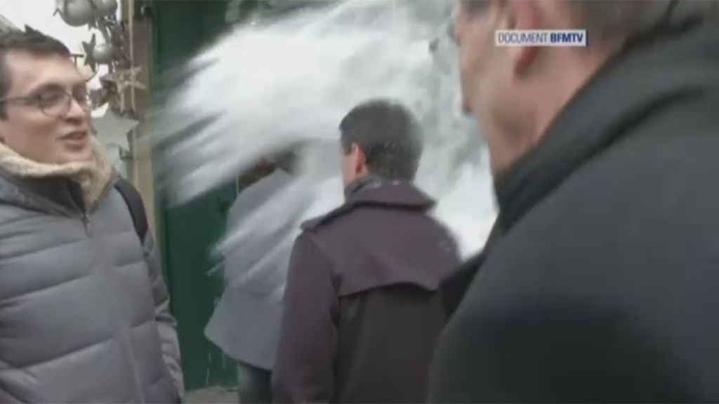 Un desconocido arroja un saco de harina a Manuel Valls en Estrasburgo