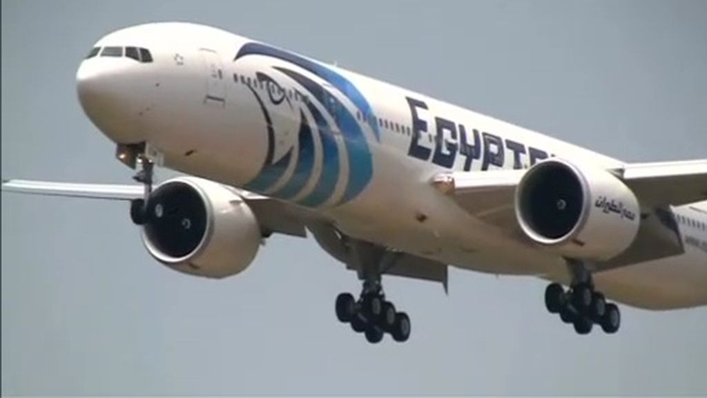 Encuentran restos de un cuerpo, un asiento y equipaje del avión de EgyptAir