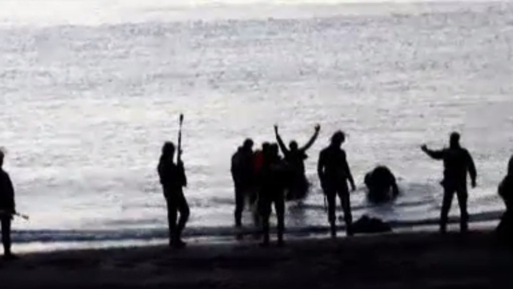 Imágenes revelan cómo la Guardia Civil disparó al agua cerca de los inmigrantes