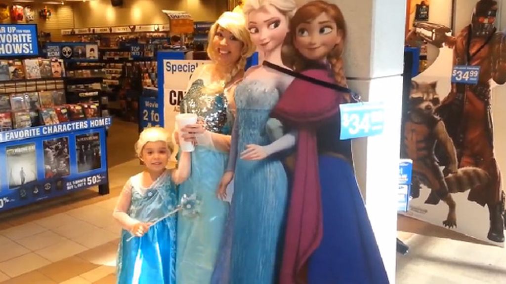 Sin dinero, le monta a su hija un viaje ficticio a DisneyLand para conocer a Elsa