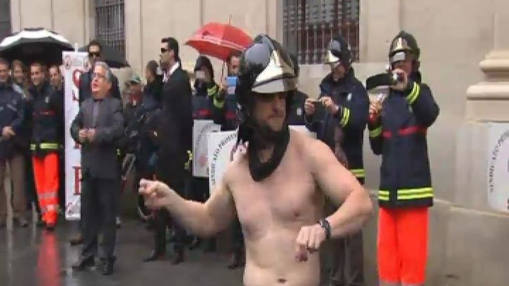 Pasarela de bomberos en Sevilla