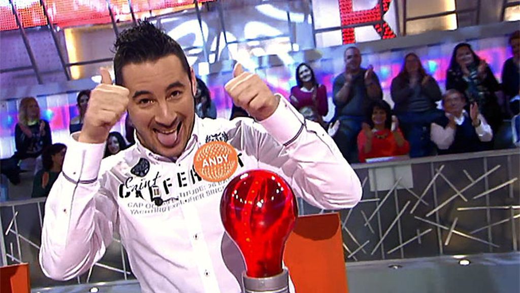 Andy le roba 40 días a Julio Verne