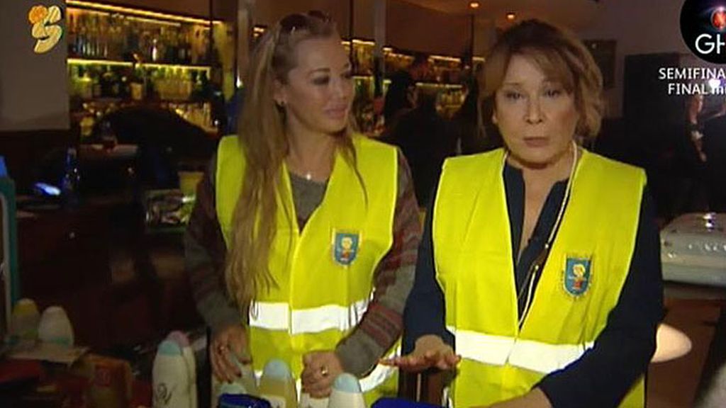 Mila y Belén colaboran en la recogida de alimentos para ayudar a familias necesitadas