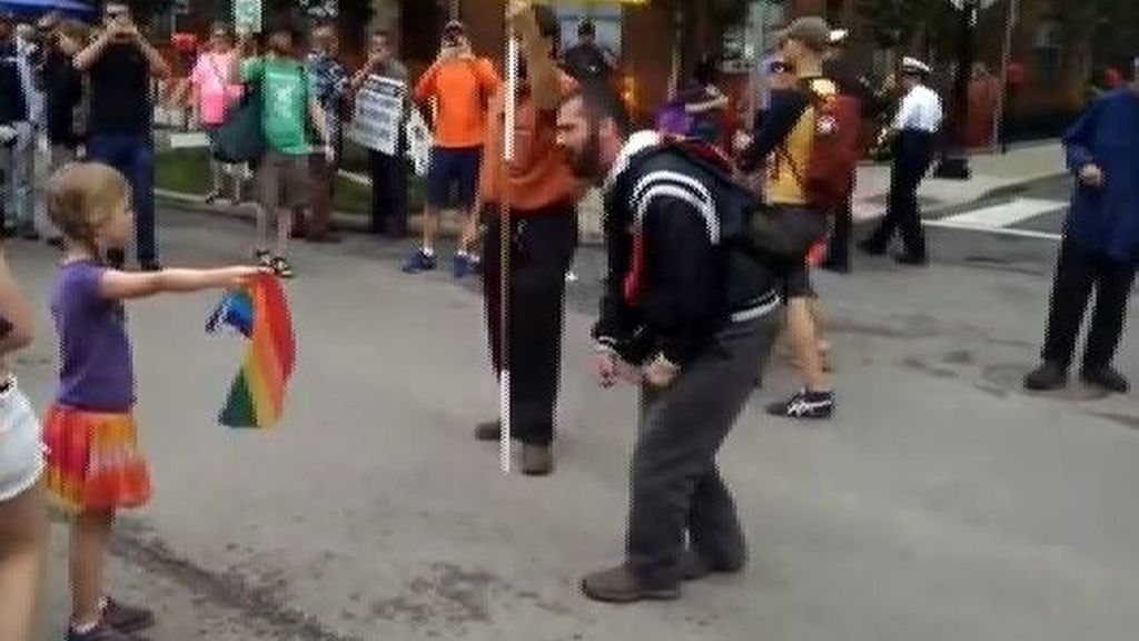 La niña que desafió a un predicador homófobo con una bandera del arcoiris