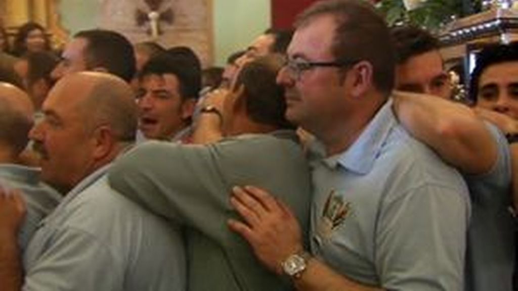 Miles de personas participan en la procesión de la Virgen de la Cabeza