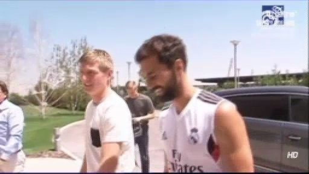 Kroos visitó la ciudad deportiva y saludó a algunos de sus nuevos compañeros