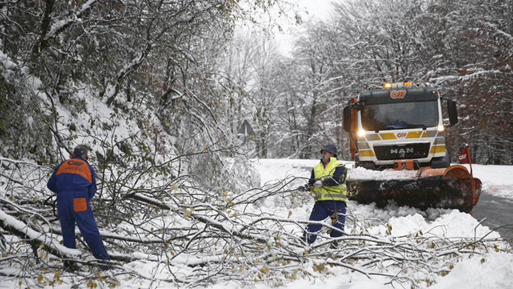 Sustos y numerosos problemas de circulación por la nieve caída en la Península