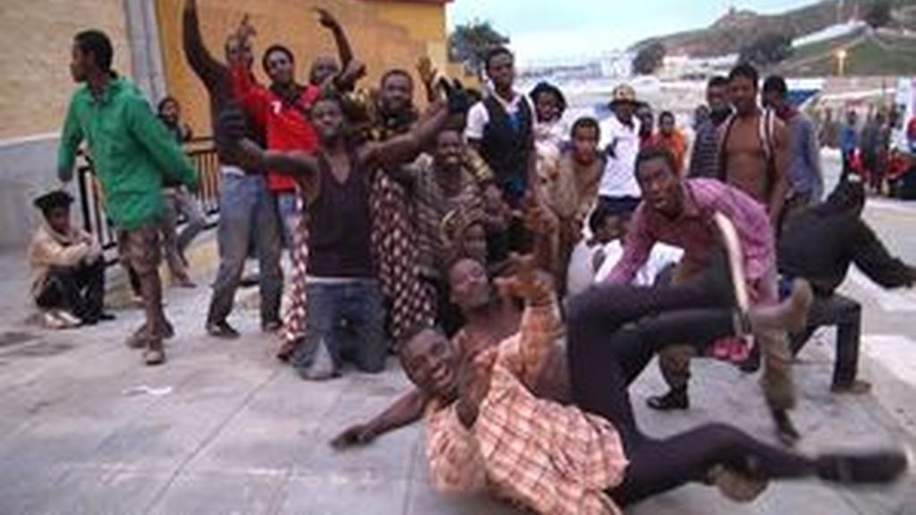Cientos de inmigrantes entran a Ceuta a través de la valla