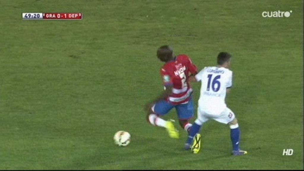 El árbitro perdona la expulsión de Luisinho en la 2ª parte del Granada-Deportivo