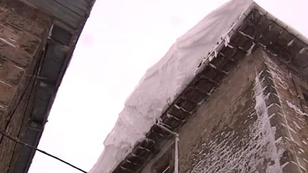 La nieve hunde el tejado de un polideportivo en Cantabria