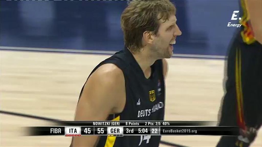 ¡Nowitzki pone tierra de por medio! Cayendo hacia atrás lanza una bomba adentro