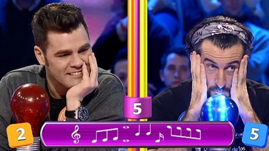 Luis Zahera y Fonsi Nieto casi no aciertan un 'himno musical'