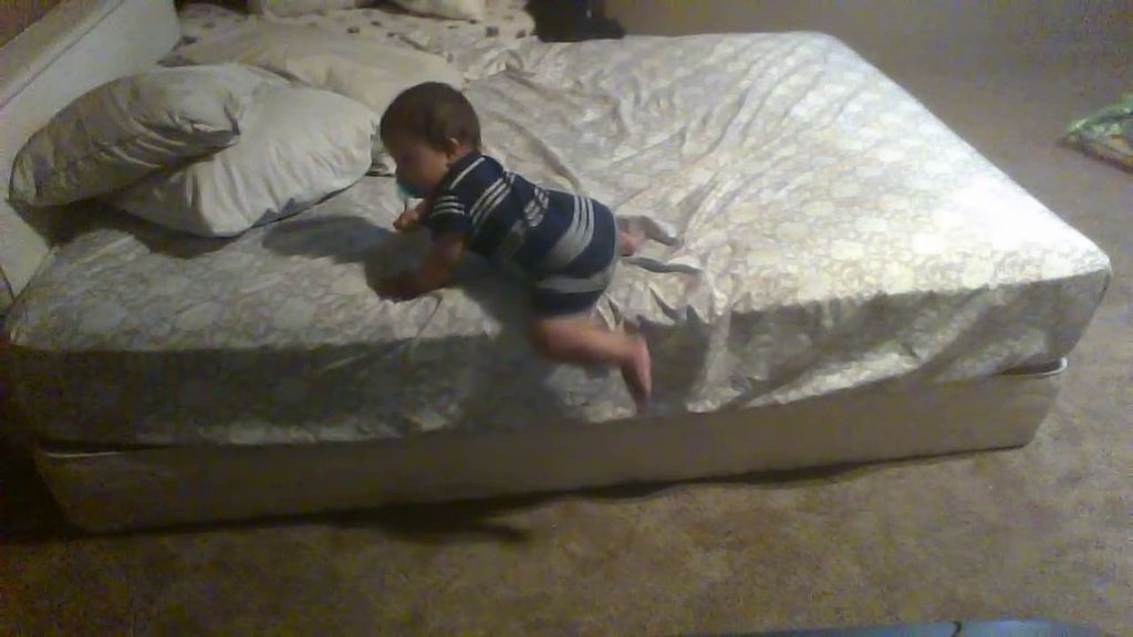 El genial plan de un bebé  para bajarse de la cama sin hacerse daño